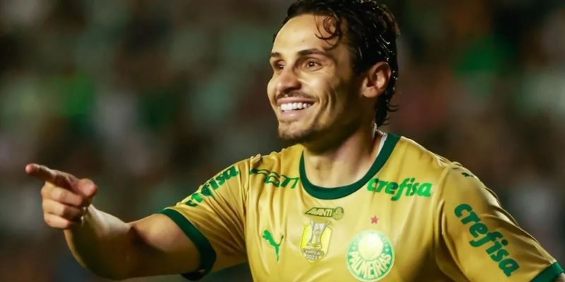 Niềm vui của Raphael Veiga khi nâng cao cúp vô địch Libertadores