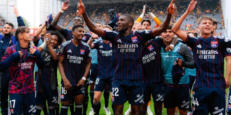 Sân vận động Groupama Stadium hiện đại dưới ánh hoàng hôn đẹp