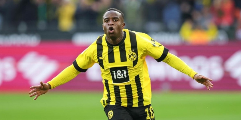 So sánh Youssoufa Moukoko với dàn tiền đạo đồng trang lứa