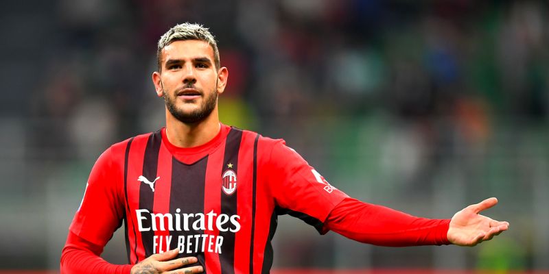 Theo Hernández bứt tốc vượt qua hàng thủ đối phương đầy dũng mãnh