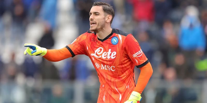 Thủ môn Alex Meret tập trung trong buổi tập của tuyển quốc gia Ý