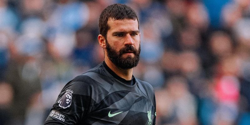 Thủ môn Alisson Becker nâng cao chiếc cúp vô địch Ngoại hạng