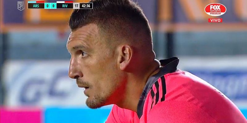 Thủ môn Franco Armani tập trung cao độ trong một trận Derby