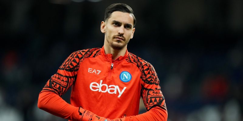 Thủ thành Alex Meret thực hiện pha bay người cứu thua ngoạn mục