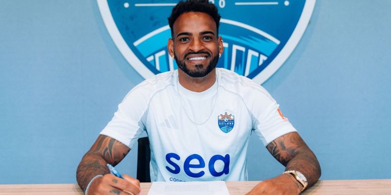 Tiền đạo người Brazil rạng rỡ bên chiếc cúp vô địch J-League
