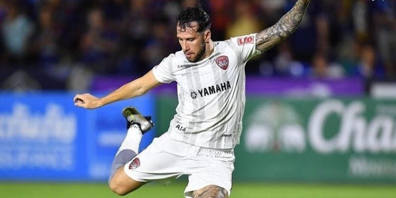 Tiền đạo William Popp ăn mừng bàn thắng đầy cảm xúc trên sân