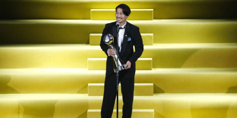 Tiền vệ Akihiro Ienaga điều khiển bóng khéo léo trên sân cỏ