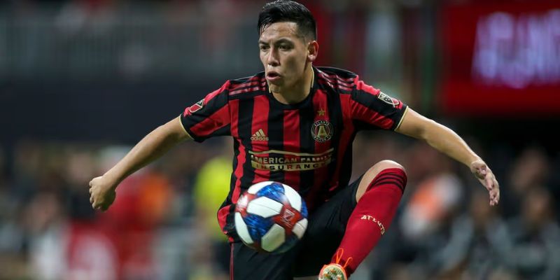 Tiền vệ Esequiel Barco đi bóng khéo léo trong màu áo River Plate