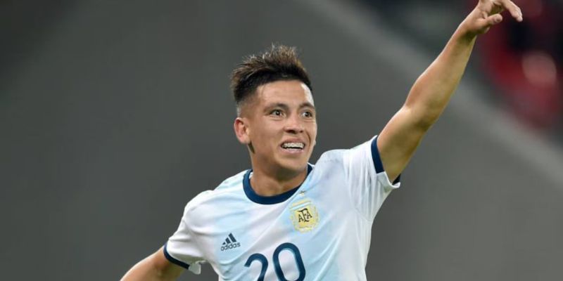 Tiền vệ Esequiel Barco dứt điểm tinh tế trong màu áo River