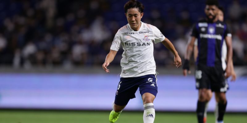 Tiền vệ Kota Watanabe đang nỗ lực dâng cao tấn công tại sân