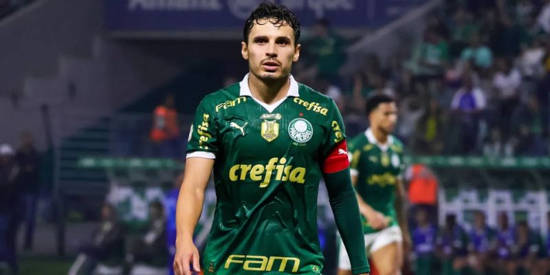 Tiền vệ Raphael Veiga ăn mừng bàn thắng đầy tự tin trên sân