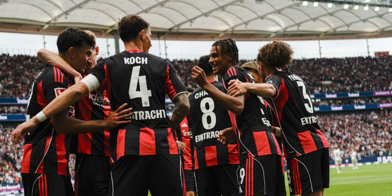 Toàn cảnh sân vận động Deutsche Bank Park cuồng nhiệt ánh đèn