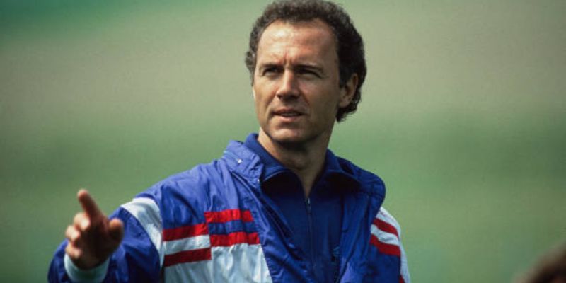 Vai trò đại sứ và nhà quản lý bóng đá