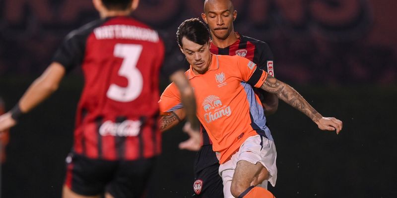 William Popp nỗ lực đi bóng vượt qua sự truy cản của đối thủ