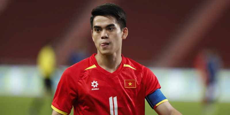 Cầu thủ trẻ Khuất Văn Khang trên sân cỏ thi đấu nhiệt huyết