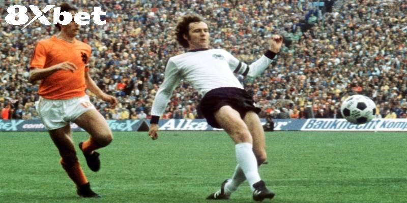 Franz Beckenbauer nâng cúp vàng World Cup lịch sử