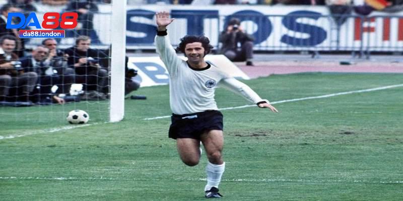 Hành trình khởi nghiệp của một tiền đạo lừng danh