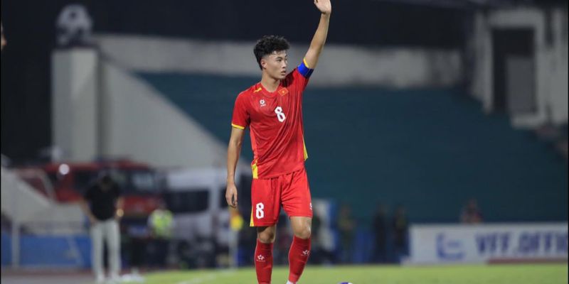 Nguyễn Văn Trường trong pha tranh chấp bóng quyết liệt