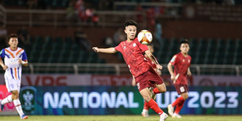 Hoàng Vĩnh Nguyên ngẩng cao đầu quan sát chiến thuật trên sân