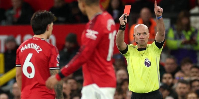 Tranh cãi bùng nổ từ tình huống thẻ đỏ của Martinez