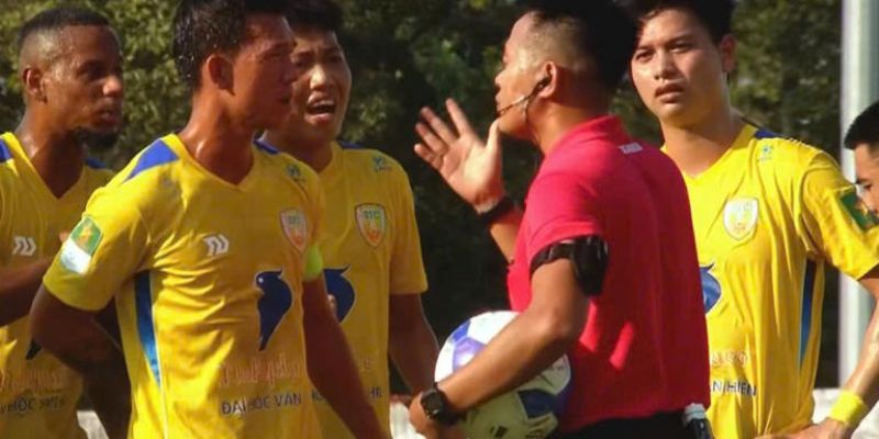 Phản ứng sau tình huống VAR khiến hội viên tranh luận