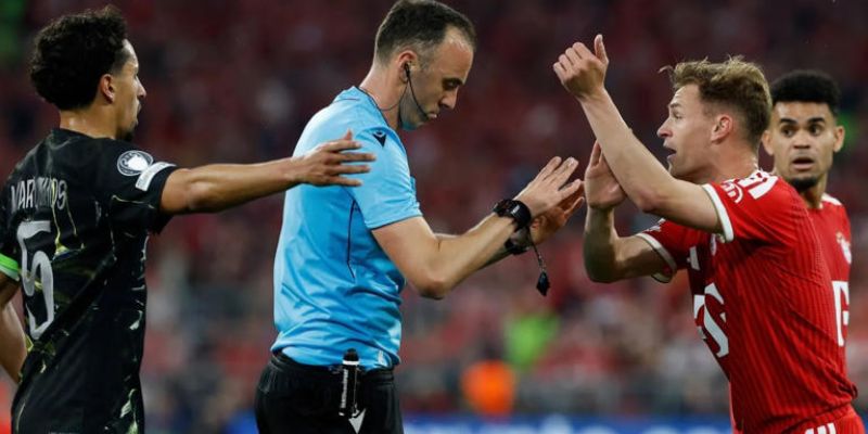 Ballack chỉ trích trọng tài trận Bayern PSG gây tranh cãi lớn
