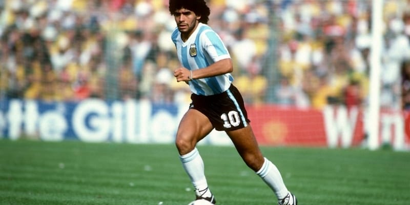 Maradona thời niên thiếu chơi bóng trên đường phố Argentina