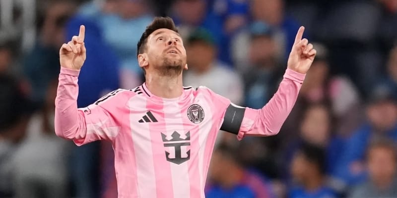 Messi thời niên thiếu tập bóng trên sân nhỏ Rosario