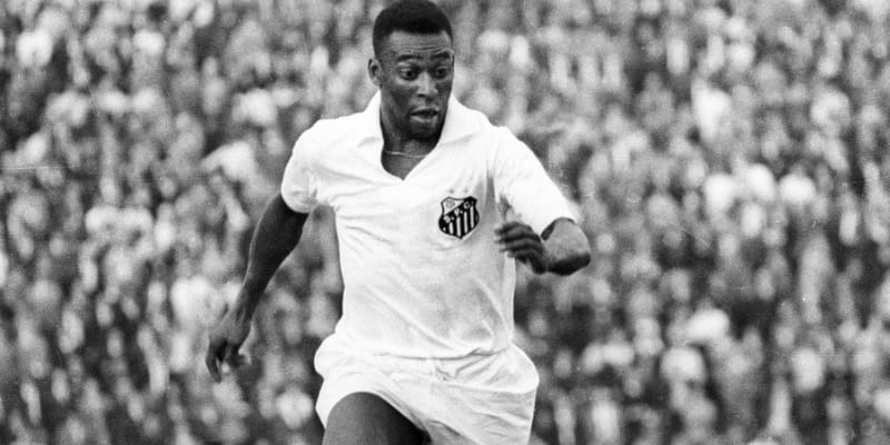 Cầu thủ Pelé thời niên thiếu trong màu áo Santos FC