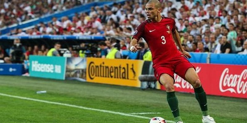 Hậu vệ góp mặt trong đội hình tệ nhất World Cup 2014