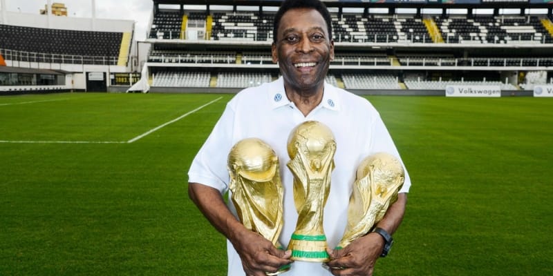 Khoảnh khắc cầu thủ Pelé ăn mừng chức vô địch World Cup lần thứ 3 
