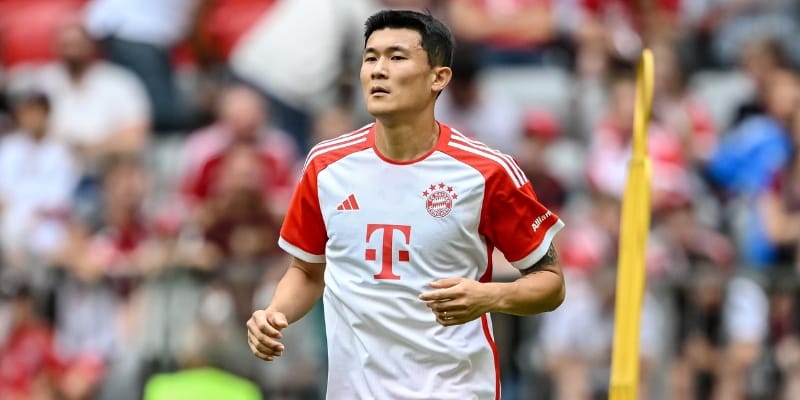 Khoảnh khắc Min-jae nâng cao chiếc cúp vô địch Serie A 