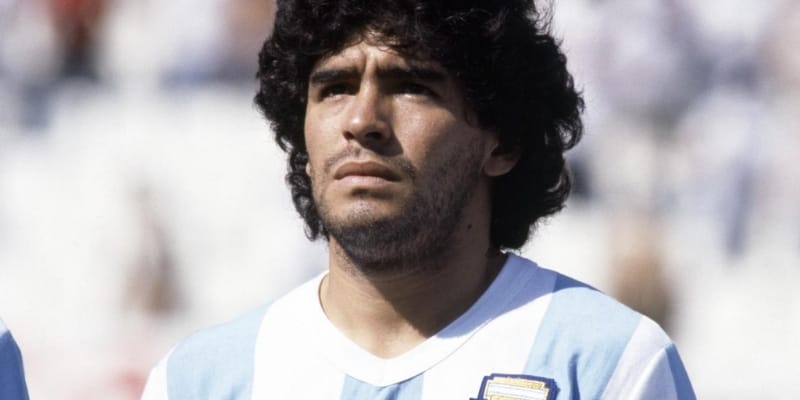Maradona ăn mừng bàn thắng trong màu áo Napoli
