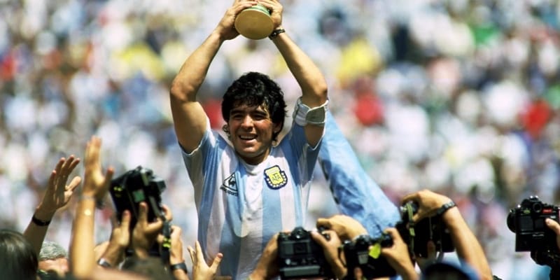 Maradona nâng cúp vàng World Cup cùng Argentina năm 1986