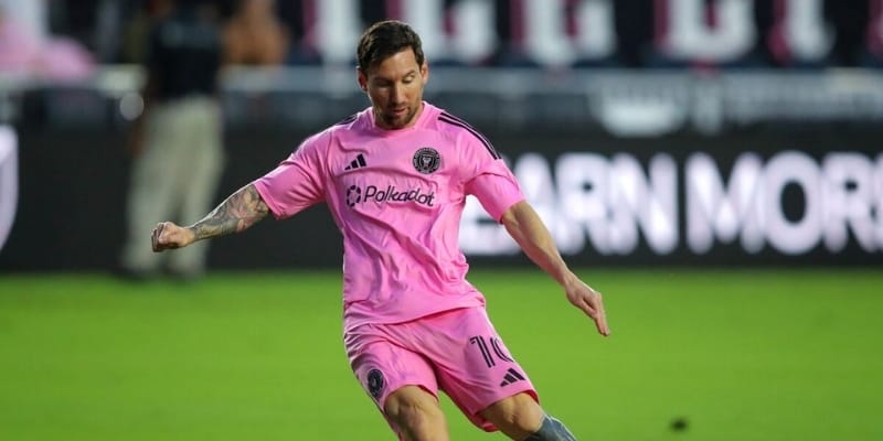 Messi rê bóng vượt qua hàng loạt hậu vệ đối thủ