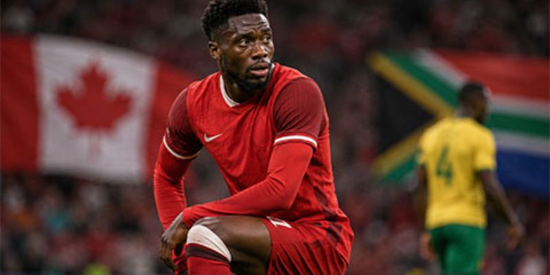 Alphonso Davies bứt tốc đầy ấn tượng bên hành lang cánh