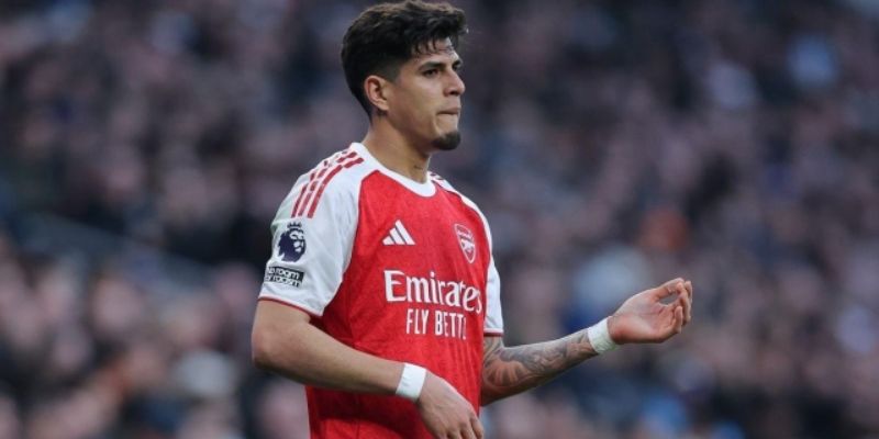 Piero Hincapié thi đấu đầy quyết tâm trên sân