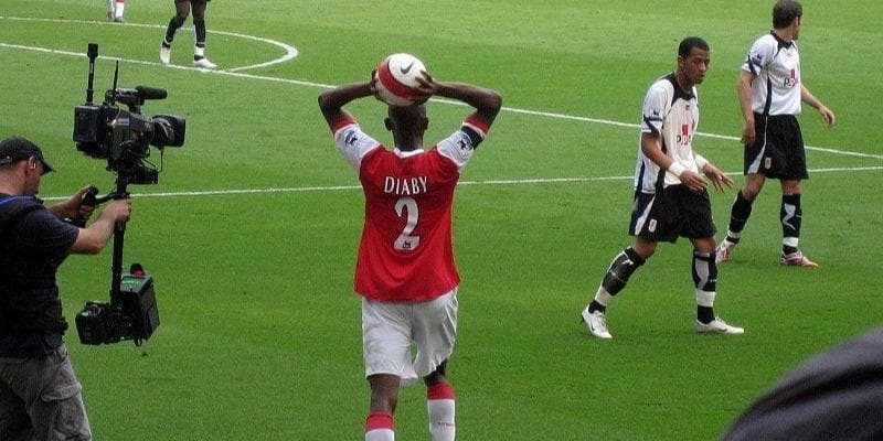 Những điều cần tìm hiểu về ném biên là gì - Nguồn: nowgoal