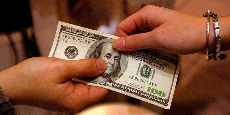 Điềm báo tài lộc và thịnh vượng khi mơ được đàn ông cho tiền