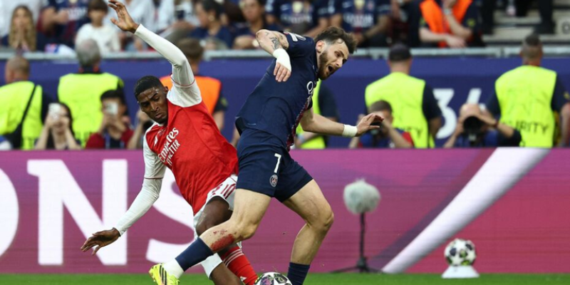 Tình huống diễn ra rất nhanh khi cầu thủ tấn công của Arsenal nỗ lực đột phá