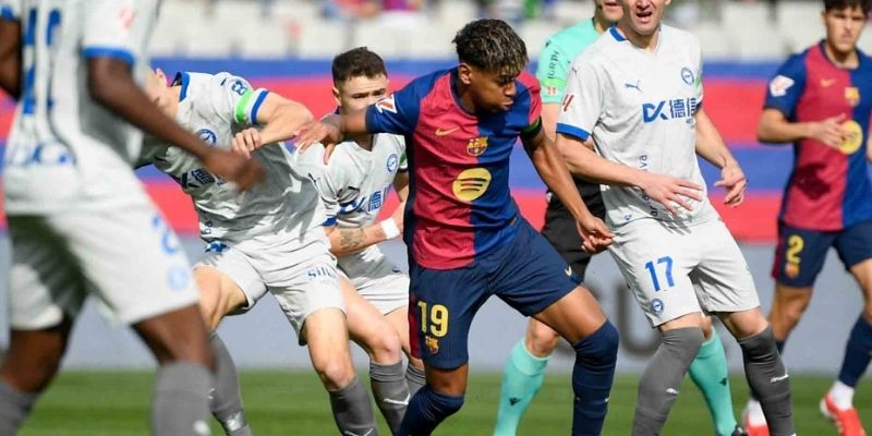 Yamal xuất hiện nổi bật giữa sân vận động Barcelona