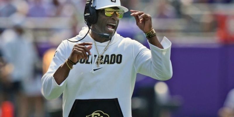 Deion Sanders ghi dấu ấn bằng phong cách thi đấu bùng nổ