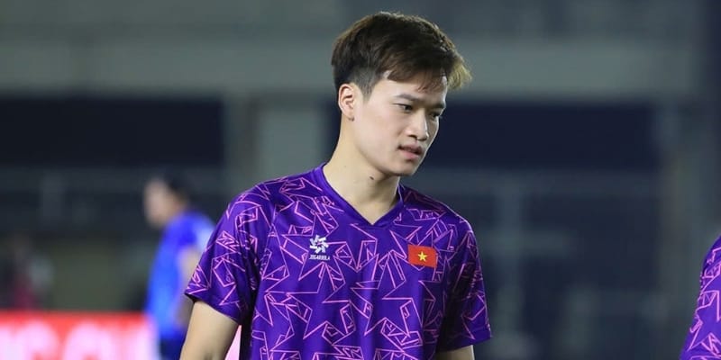 Tiền vệ Hoàng Đức nâng cúp sau một mùa giải thành công