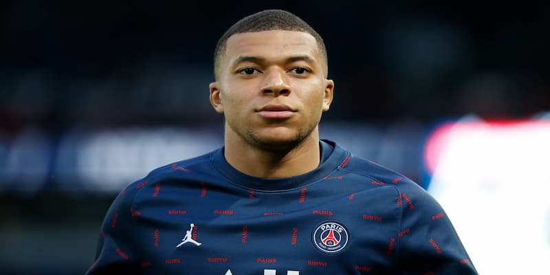 Giải Mã Phong Cách Chơi Bóng Đầy Biến Hóa Của Kylian Mbappé
