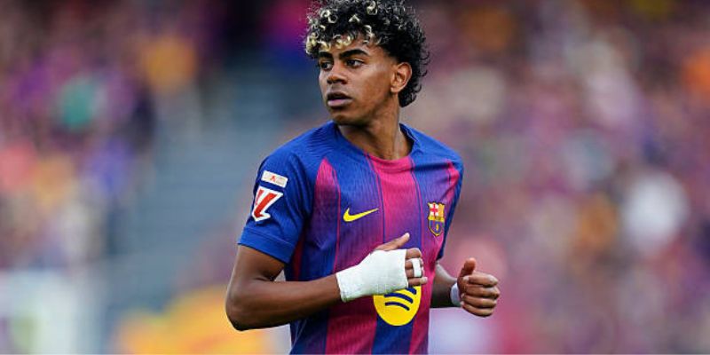 Lamine Yamal không cần trở thành Messi thứ hai