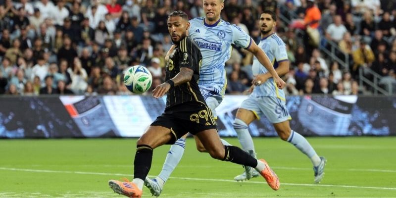 Chân sút tài năng Denis Bouanga tỏa sáng rực rỡ
