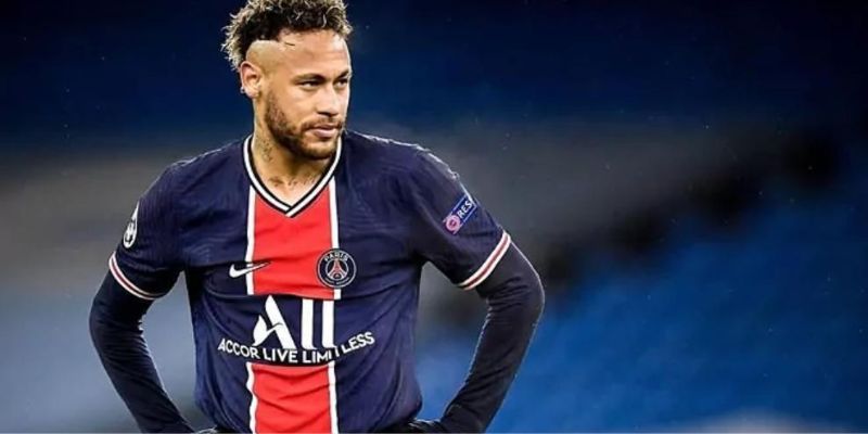 Quả bóng đi cùng Neymar từ những con phố trước khi xuất hiện dưới ánh đèn lớn