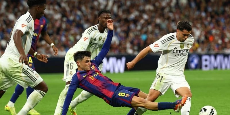 Phong cách thi đấu của tiền vệ Pedri trên sân cỏ