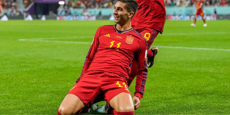 Ferran Torres là ai? Sự nghiệp bóng đá chuyên nghiệp