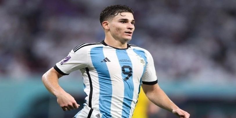 Julian Alvarez bắt đầu chơi bóng chuyên nghiệp từ khi nào?